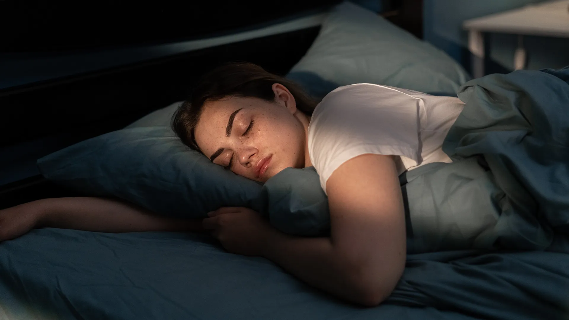 Eine Frau schläft gut in einem Bett