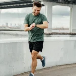 Ein Mann joggt mit der Kraft von Coenzym Q10 - Apotheke am Reumannplatz