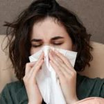 Eine erkältete Frau