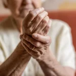 Eine ältere Person mit schmerzhaften Handgelenken
