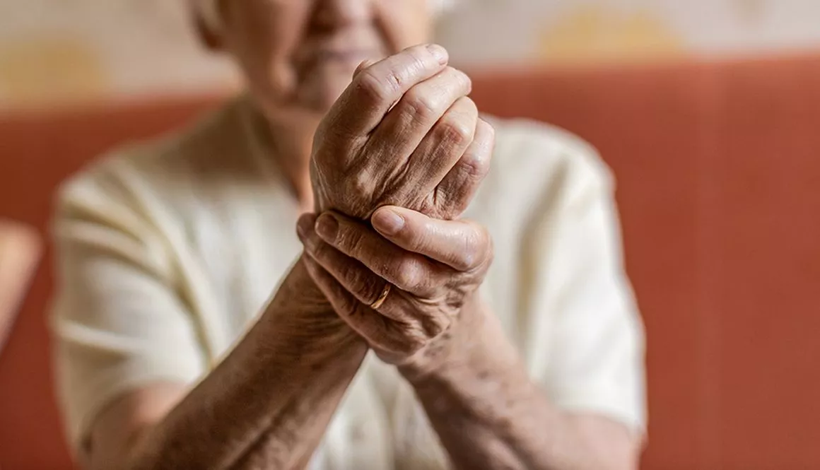 Eine ältere Person mit schmerzhaften Handgelenken